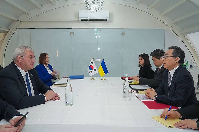 한-우크라이나, G7 계기 만나 한국의 대우크라 지원 등 논의 (서울=연합뉴스) 한국과 우크라이나 외교장관이 25일(현지시간) 이탈리아 피우지에서 열린 주요 7개국(G7) 외교장관회의를 계기로 만나 북한군의 러시아 파병 등 우크라이나 전쟁 동향과 한국의 대우크라이나 지원 등을 논의했다. 사진은 한-우크라이나 외교장관회담하는 조태열 외교부 장관과 안드리 시비하 우크라이나 외교장관. 2024.11.26 [외교부 제공. 재판매 및 DB 금지] photo@yna.co.kr