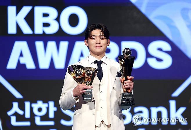 KIA 김도영, 2024 KBO리그 MVP (서울=연합뉴스) 류영석 기자 = 26일 오후 서울 송파구 롯데호텔 월드에서 열린 2024 신한 SOL뱅크 KBO 시상식에서 정규시즌 최우수선수(MVP)로 선정된 KIA 김도영이 트로피와 함께 기념 촬영을 하고 있다. 2024.11.26 ondol@yna.co.kr