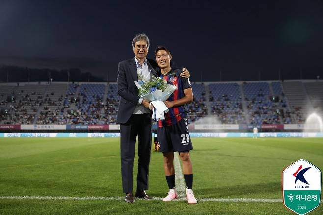 최순호 단장과 손준호. 사진=한국프로축구연맹