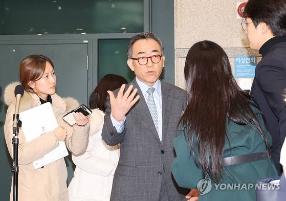 이탈리아에서 열린 제2차 주요 7개국 협의체(G7) 외교장관회의에 참석했던 조태열 외교부 장관이 27일 오후 인천국제공항에 귀국해, 사도광산 관련 보도진 질문에 답하고 있다. 〈사진=연합뉴스〉