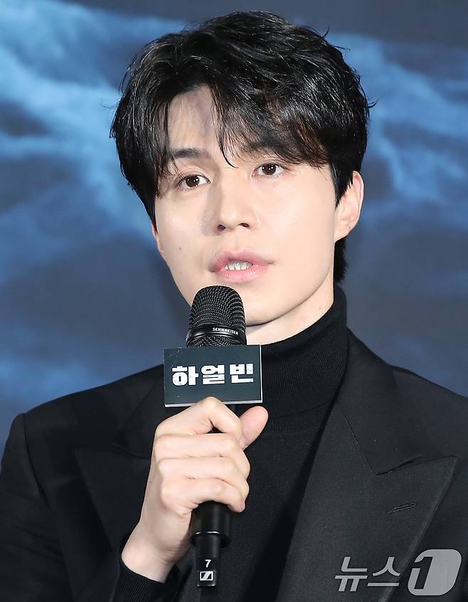 배우 이동욱이 27일 서울 용산구 CGV용산아이파크몰에서 열린 영화 '하얼빈'(감독 우민호) 제작보고회에 참석해 인사말을 하고 있다. '하얼빈'은 1909년, 하나의 목적을 위해 하얼빈으로 향하는 이들과 이를 쫓는 자들 사이의 숨 막히는 추적과 의심을 그린 작품이다. 2024.11.27/뉴스1 ⓒ News1 권현진 기자