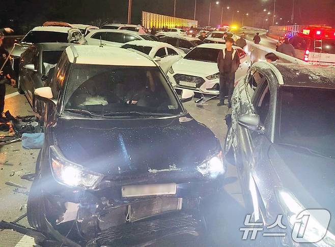 수도권과 강원지역에 대설특보가 내려진 27일 오후 5시 49분쯤 강원 원주시 호저면 만종리의 한 도로에서 53대의 차량이 추돌하는 사고가 발생, 파손된 차량이 도로를 가득 메우고 있다. (강원소방본부 제공) 2024.11.27/뉴스1