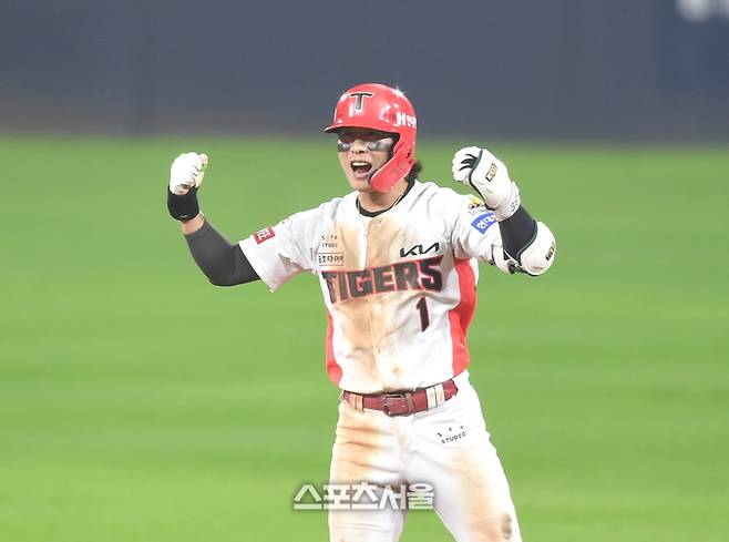 KIA 박찬호가 광주-기아 챔피언스 필드에서 열린 2024 KBO 한국시리즈 5차전 삼성과 경기에서 8회말 적시 2루타를 때린 후 포효하고 있다. 광주 | 최승섭기자 thunder@sportsseoul.com