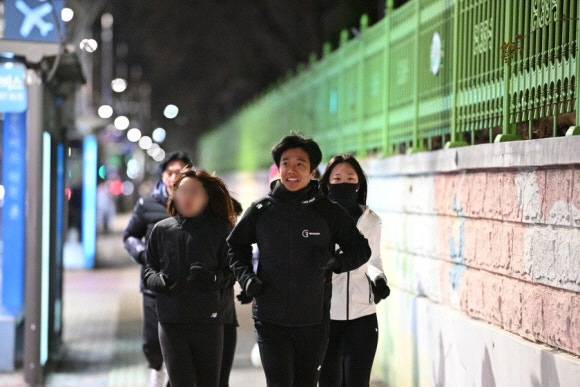 ◇러닝클래스 참가자들이 러닝코치와 함께 달리고 있다. 사진제공=런콥