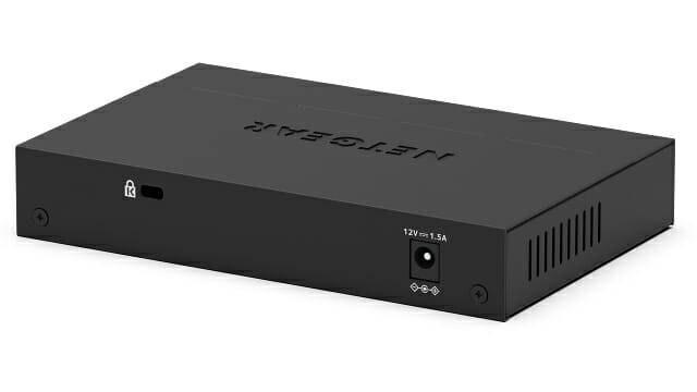 전원은 별도 어댑터로 공급받는다.