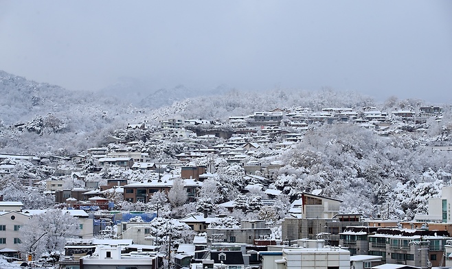 많은 눈이 내린 27일 오후 서울 성북구 일대에 눈이 쌓여있다