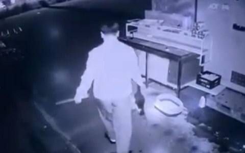 쇠막대기 들고 길고양이 잡아가는 A 씨. 연합뉴스