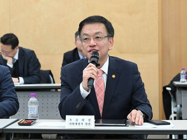 최상목 부총리 겸 기획재정부 장관이 27일 경기 성남시 한국반도체협회에서 열린 반도체 관계기업 간담회에서 인사말을 하고 있다. ⓒ기획재정부
