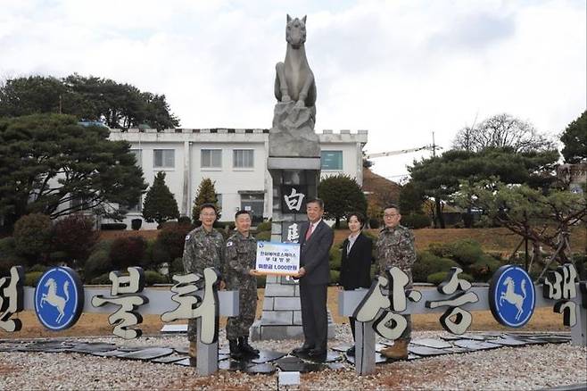 지난 26일 육군 9사단 백마부대에서 강준서 한화에어로스페이스 임원(오른쪽 세번째)과 박진원 9사단장(왼쪽 두번째) 등 양측 관계자들이 위문금 전달 후 기념촬영을 하고 있다.ⓒ한화에어로스페이스