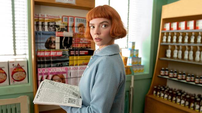 체스 잡지를 훔쳐갔던 소녀가 유명 선수가 되어 가게에 온다. 주인은 어떤 마음일까? ‘퀸스 갬빗’의 한 장면. 넷플릭스 제공