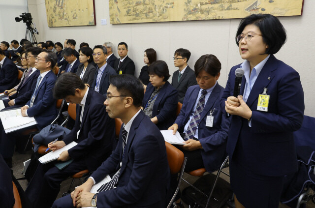 지난 10월8일 문시연 숙명여대 총장이 서울 여의도 국회에서 열린 교육위원회 국정감사에서 참고인으로 출석해 김건희 여사의 논문표절 문제에 대해 발언하고 있다. 윤운식 선임기자 yws@hani.co.kr