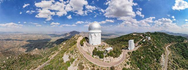 사진1. 미국 아리조나주 사막에 위치한 키트피크 (Kitt Peak) 천문대 전경. ⓒKPNO/NOIRLab/AURA/NSF/P. Marenfeld.