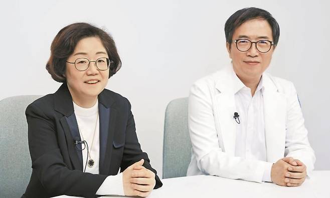 질병관리청 에이즈관리과 유정희 과장(왼쪽)과 서울의료원 감염내과 최재필 과장. /신지호 헬스조선 기자