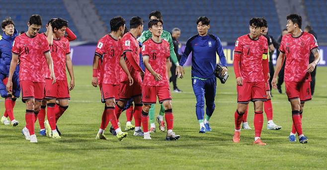 <yonhap photo-0546=""> 한국 축구대표팀, 팔레스타인과 또 무승부 (암만[요르단]=연합뉴스) 황광모 기자 = 19일 오후(현지시간) 요르단 암만 국제경기장에서 열린 2026 북중미 월드컵 아시아 3차 예선 B조 한국과 팔레스타인의 경기. 한국의 손흥민과 김민재가 한국 축구대표팀 선수들이 팔레스타인과 1대1로 경기를 마친 뒤 굳은 표정으로 응원단 석으로 향하고 있다. 2024.11.20 hkmpooh@yna.co.kr/2024-11-20 01:44:27/ <저작권자 ⓒ 1980-2024 ㈜연합뉴스. 무단 전재 재배포 금지, AI 학습 및 활용 금지></yonhap>