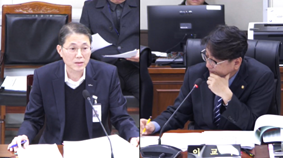 지난 25일 열린 용인특례시의회 도시건설위원회 수지구청 행정사무감사에서 이교우 의원(오른쪽) 질의에 장성문 수지구 건설도로과장이 답하고 있다. [사진=용인특례시의회 행정사무감사 화면 캡처]