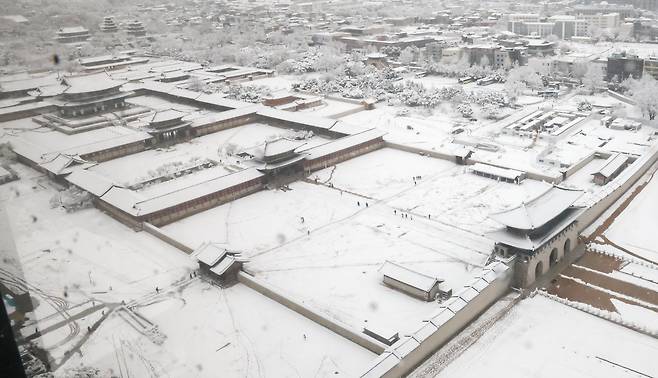 27일 서울 종로구 경복궁 일대가 밤새 내린 첫 눈으로 하얗게 뒤덮여 있다. 뉴스1