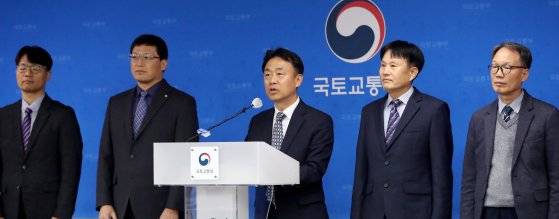 (세종=뉴스1) 김기남 기자 = 이상주 국토교통부 국토도시실장이 27일 세종시 정부세종청사 국토교통부 브리핑실에서 1기 신도시(분당·일산·평촌·중동·산본) 선도지구 지정 내용을 발표하고 있다. 2024.11.27/뉴스1