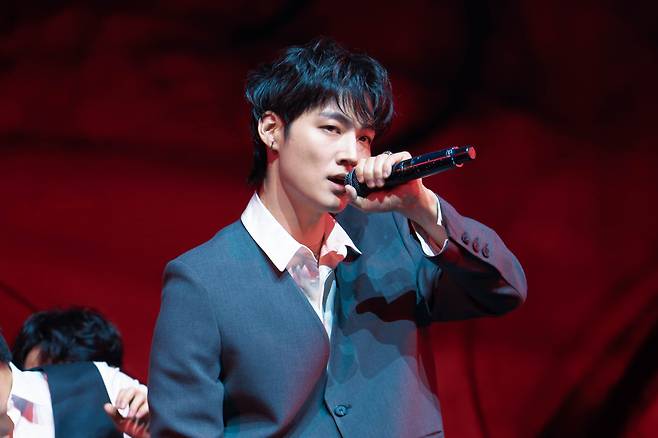 Jay B performs ″Cloud nine″ during a showcase on Nov. 27 at Yes 24 Live Hall in Gwangjin District, eastern Seoul. [DANIELA GONZALEZ PEREZ]