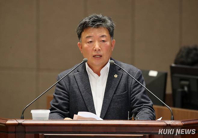 충남도의회 오인환 의원이 27일 열린 제356회 정례회 제3차 본회의에서 도정질문을 하고 있다.