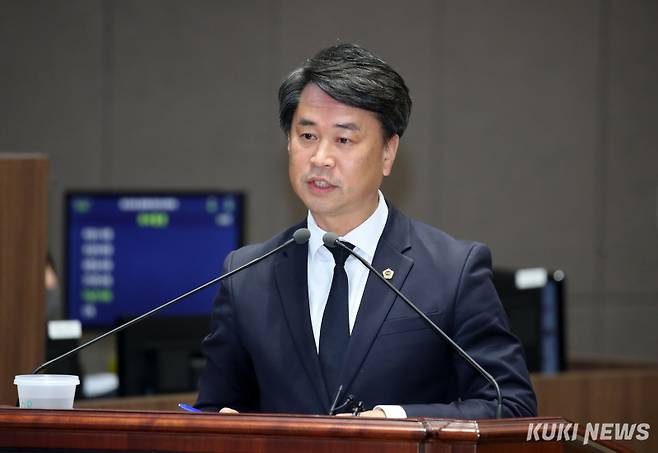 충남도의회 이상근 의원이 지난 26일 열린 제356회 정례회 제3차 본회의에서 도정질문을 하고 있다.