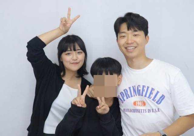 '솔라커플'로 커플 인스타그램을 운영하는 김유림·송요셉씨가 그룹홈 아이와 기념 촬영을 하고 있다. 솔라커플 제공