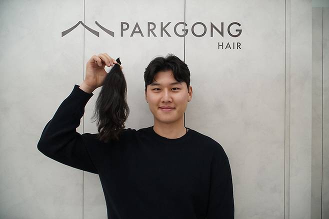‘장발 골퍼’ 이유석이 3년간 길러온 머리카락을 잘라 소아암 환우를 돕는 봉사 단체인 ‘어린 암 환자를 위한 머리카락 나눔 운동본부(어머나운동본부)’에 전달했다. KPGA