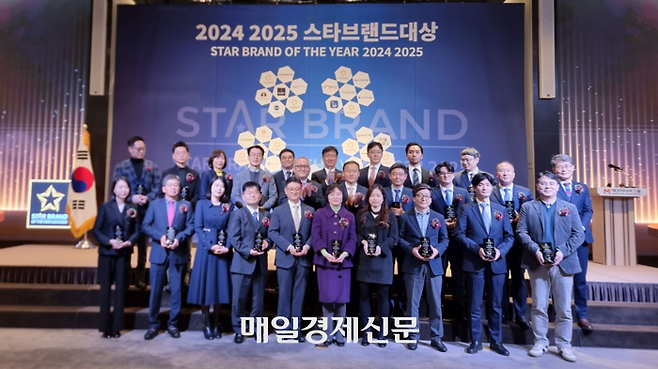 27일 오전 11시 서울 중구 엠배서더 서울 풀만 호텔 그랜드볼룸에서 개최된 ‘2024 2025 스타브랜드대상’ 시상식에서 24개 스타브랜드 수상자들이 기념촬영을 하고 있다. [사진 = 배윤경 기자]