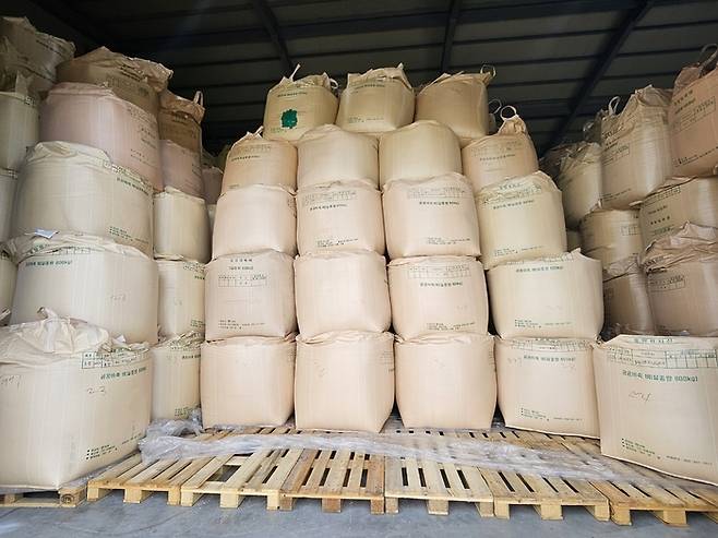 19일 충남 예산군 공공비축창고에 정부가 수매한 쌀이 산더미처럼 쌓여 있다. [이지안 기자]