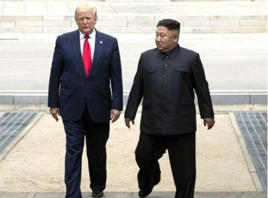 2019년 6월30일 도널드 트럼프 미국 대통령과 북한 김정은 국무위원장이 판문점 군사분계선에서 만나 함께 북측으로 넘어갔다가 남측으로 돌아오고 있다. (사진=연합뉴스)