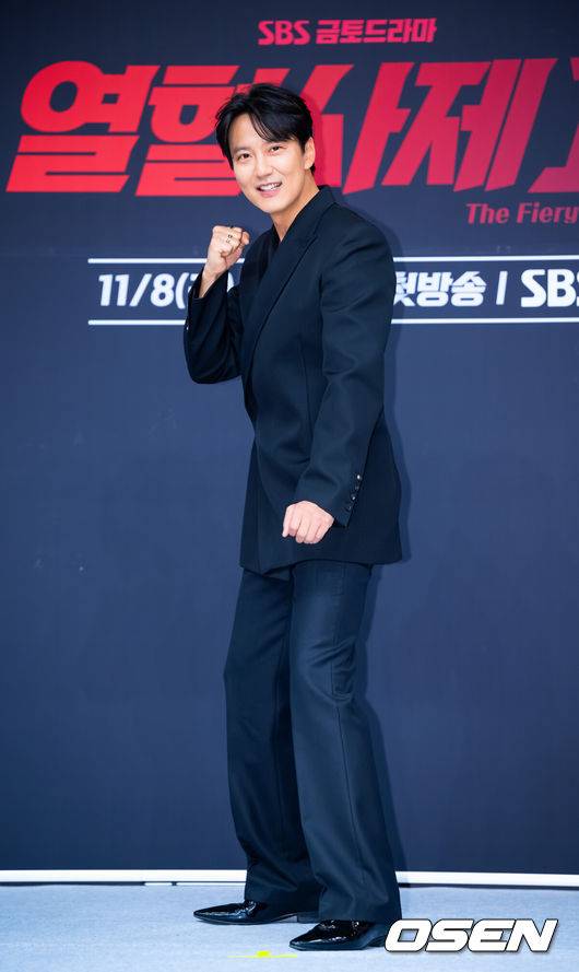 [OSEN=민경훈 기자] 8일 오후 서울 양천구 목동 SBS에서 새 금토드라마&nbsp;'열혈사제2' 제작발표회가 열렸다.'열혈사제2'는 낮에는&nbsp;사제,&nbsp;밤에는&nbsp;벨라또의&nbsp;역할을&nbsp;위해&nbsp;천사파&nbsp;보스로&nbsp;활약하는&nbsp;분노&nbsp;조절&nbsp;장애&nbsp;열혈&nbsp;신부&nbsp;김해일(김남길&nbsp;분)이&nbsp;부산으로&nbsp;떠&nbsp;국내&nbsp;최고&nbsp;마약&nbsp;카르텔과&nbsp;한판&nbsp;뜨는&nbsp;노빠꾸&nbsp;공조&nbsp;수사극이다.배우 김남길이 포토타임을 갖고 있다. 2024.11.08 / rumi@osen.co.kr