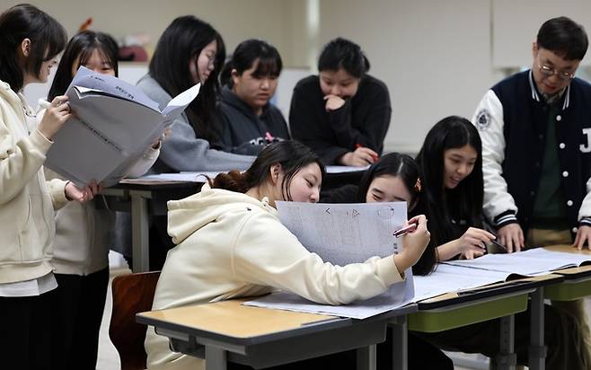 지난 15일 대구 수성구 정화여자고등학교 3학년 교실에서 수험생들이 2025학년도 대학수학능력시험 가채점을 하고 있다. 뉴시스