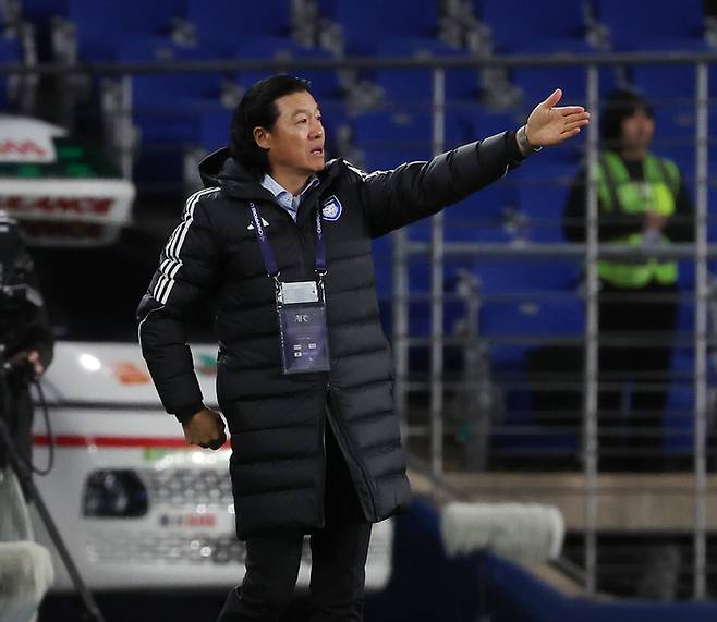 울산 HD 김판곤 감독이 26일 울산 문수축구경기장에서 열린 ACLE 상하이 하이강전에서 선수들에게 작전 지시하고 있다. 연합뉴스