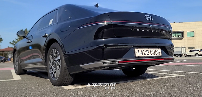 그랜저 LPG 3.5 모델. 하이브리드 시스템이 없는 내연기관 모델이지만 LPG 도넛탱크를 지닌 LPG 세단이다. 외관으로는 LPG차량 유무를 간파할 수 없다. 사진 | 손재철기자