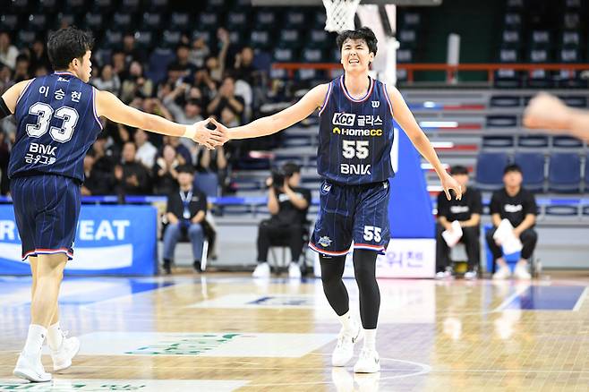 프로농구 부산 KCC 송교창이 27일 울산 현대모비스와의 홈경기 중 득점에 성공한 뒤 팀 동료 이승현과 하아파이브하고 있다. KBL 제공