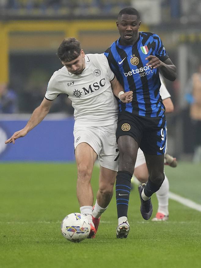 ▲ 나폴리 에이스 흐비차 크바라츠헬리아를 두고 가만히 있던 맨체스터 유나이티드가 영입에 관심을 보이기 시작했다고 한다. 후벵 아모림 감독 체제 개편 선물이라는 해석이다. ⓒ연합뉴스/REUTERS/AFP