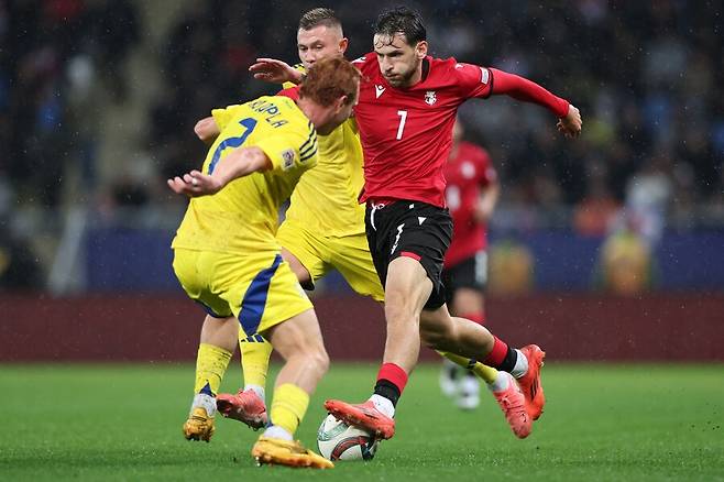 ▲ '조지아 마라도나'로 불리는 흐비차 크바라츠헬리아는 파리 생제르맹, 유벤투스, 레알 마드리드, 첼시 등이 관심을 보여왔다. 그러나 맨체스터 유나이티드가 진지한 제안을 한다는 소식도 나왔다. ⓒ연합뉴스/AFP