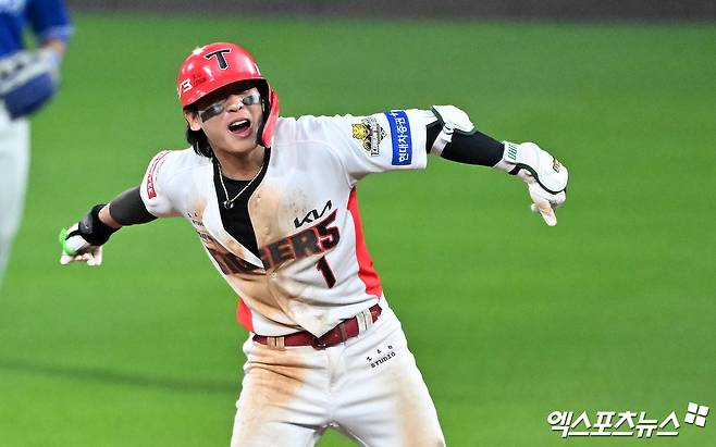 28일 오후 광주기아챔피언스필드에서 열린 '2024 신한 SOL Bank KBO 한국시리즈' 삼성 라이온즈와 KIA 타이거즈의 5차전 경기, 8회말 1사 1루 KIA 박찬호가 1타점 2루타를 날린 후 기뻐하고 있다. 엑스포츠뉴스 DB