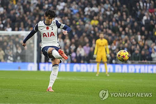 영국 매체 토트넘 홋스퍼 뉴스에 따르면 과거 토트넘 홋스퍼 스카우트로 일했던 브라이언 킹은 토트넘이 손흥민의 몸 상태를 확신하지 않고 있고 손흥민도 행복해 보이지 않는다고 주장했다. 올해로 32세가 된 손흥민은 최근 부상 횟수가 늘어나면서 출전 시간을 관리 받고 있다. 손흥민의 부상 빈도가 늘어나자 토트넘이 손흥민과 재계약을 맺는 걸 꺼려하고 있다는 주장까지 나왔다. 손흥민과 토트넘 간의 계약은 2025년 6월에 만료된다. 1년 연장 옵션이 있어 계약 기간을 2026년까지 늘릴 수 있는데 토트넘은 아직 손흥민과 재계약에 대해 논의하지 않은 것으로 알려졌다. 연합뉴스