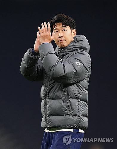 영국 매체 토트넘 홋스퍼 뉴스에 따르면 과거 토트넘 홋스퍼 스카우트로 일했던 브라이언 킹은 토트넘이 손흥민의 몸 상태를 확신하지 않고 있고 손흥민도 행복해 보이지 않는다고 주장했다. 올해로 32세가 된 손흥민은 최근 부상 횟수가 늘어나면서 출전 시간을 관리 받고 있다. 손흥민의 부상 빈도가 늘어나자 토트넘이 손흥민과 재계약을 맺는 걸 꺼려하고 있다는 주장까지 나왔다. 손흥민과 토트넘 간의 계약은 2025년 6월에 만료된다. 1년 연장 옵션이 있어 계약 기간을 2026년까지 늘릴 수 있는데 토트넘은 아직 손흥민과 재계약에 대해 논의하지 않은 것으로 알려졌다. 연합뉴스