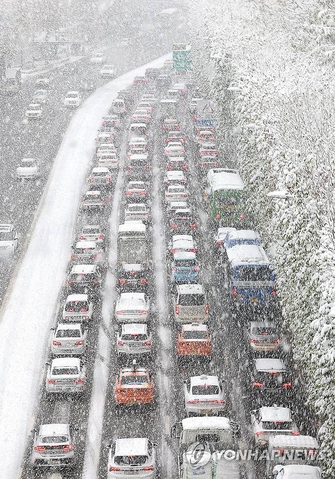 폭설에 서행하는 차량 (서울=연합뉴스) 이지은 기자 = 서울 일부지역에 대설경보가 발효된 27일 오후 서울 서초구 반포대로 일대에서 차량이 서행하고 있다. 2024.11.27 jieunlee@yna.co.kr