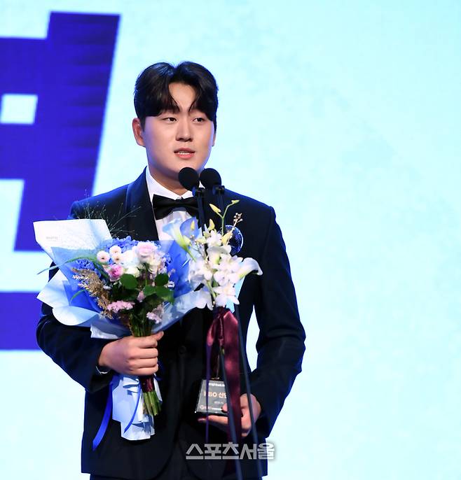 두산 김택연이 26일 서울 잠실 롯데호텔 월드에서 열린 2024 KBO 시상식에서 신인상을 받은 후 소감을 말하고 있다. 최승섭기자 thunder@sportsseoul.com