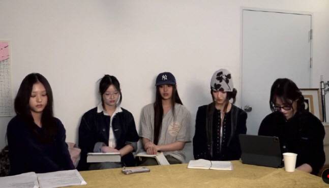 9월 11일 저녁 긴급 라이브 방송을 진행한 뉴진스. 화면 캡처