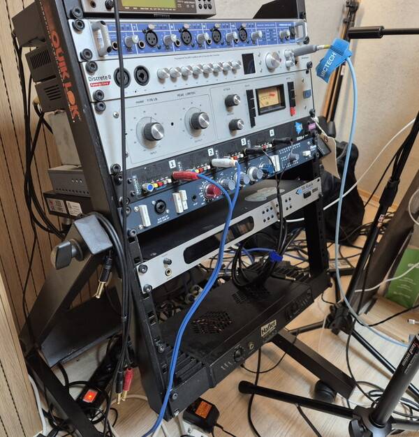 김수환은 직접 녹음작업까지 하므로 작업실엔 각종 녹음 관련 장비들이 쌓여 있다.&nbsp;&nbsp;