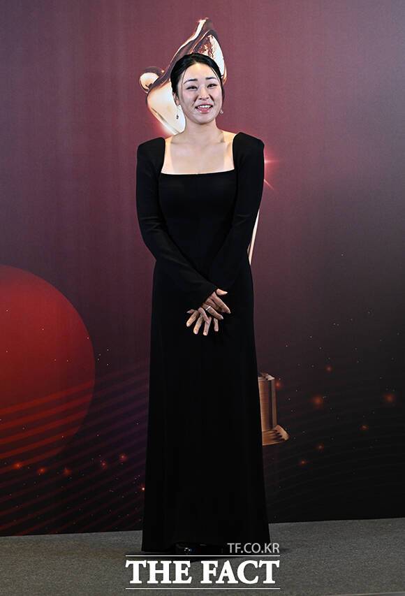 윤이나 '3관왕'의 품격 드러낸 블랙드레스