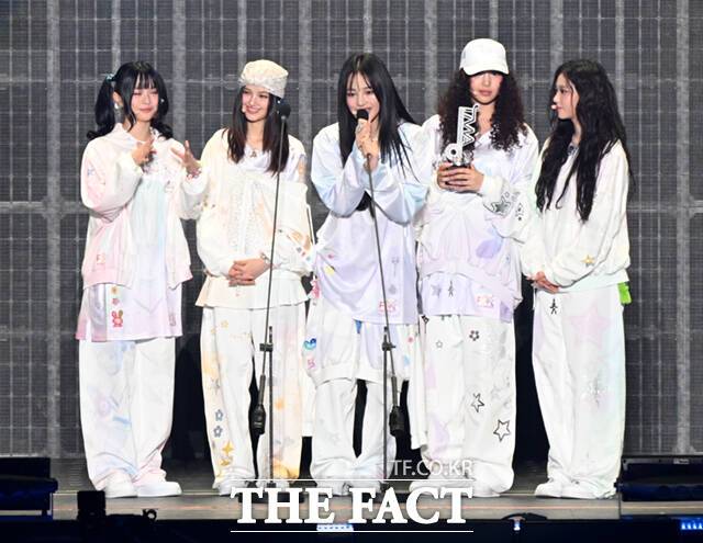 걸그룹 뉴진스가 28일 오후 8시 30분 긴급 기자회견을 개최한다. 사진은 지난 9월 열린 '2024 더팩트 뮤직 어워즈' 참석 당시 모습. /이새롬 기자