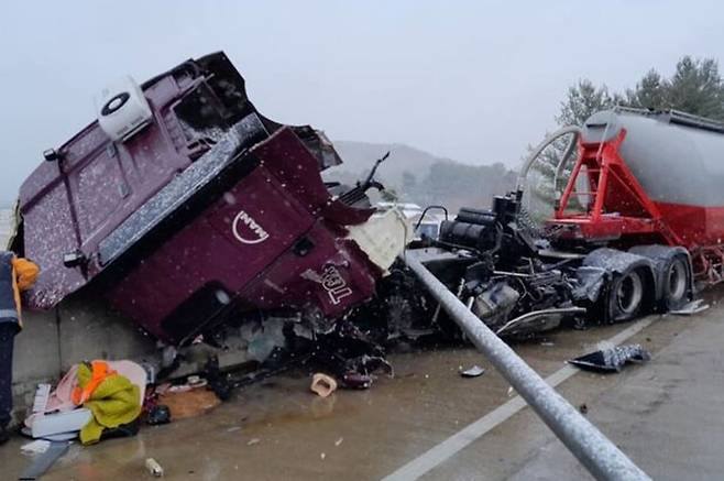 27일 경북 안동시 풍산읍 계평리 중앙고속도로 부산 방향 풍산대교에서 눈길에 미끄러져 난간과 충돌한 대형 트레일러 차량/ 경북도소방본부
