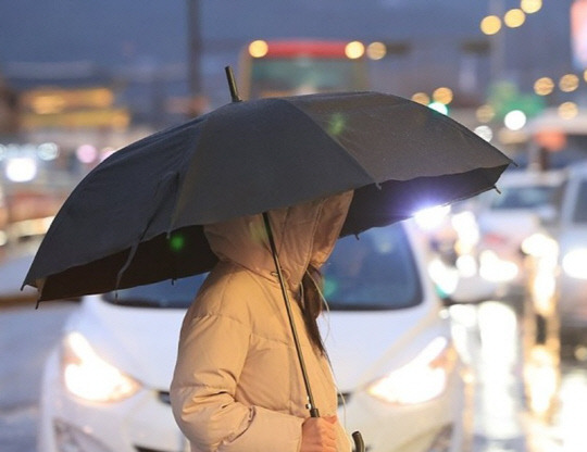 서울 세종대로사거리에서 두꺼운 옷을 입은 시민이 이동하고 있다.<연합뉴스>