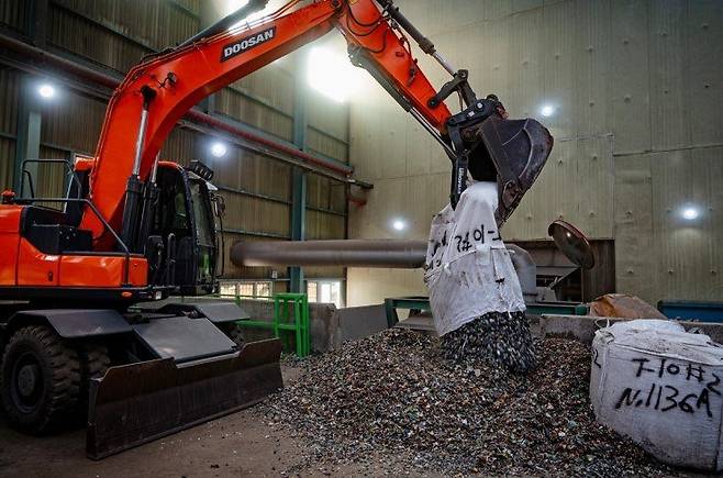 울산 온산읍 고려아연 온산제련소에서 산업폐기물 등 도시광산 원료를 하역하고 있다. 고려아연 제공