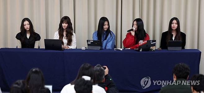 걸그룹 뉴진스가 28일 오후 서울 강남구에서 긴급 기자회견을 열고 전속계약 해지에 대한 입장을 전하고 있다. 연합뉴스