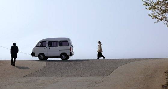 요즘 커플들의 주거 및 육아에 관한 현실을 풍자한 독립영화 ‘한 채’ 개봉했다. [사진 씨네소파]